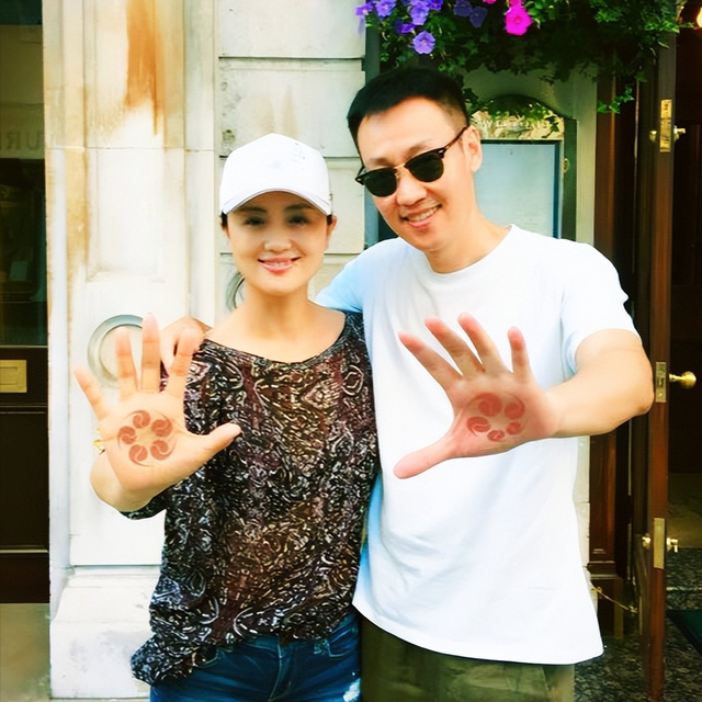 离过年不到2月	，52岁辛柏青高调传出喜讯，朱媛媛终于可以放心了