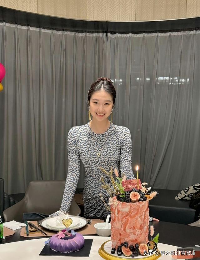 马伊琍文章大女儿文君竹晒17岁庆生照！脸型像妈，五官像爸 真漂亮