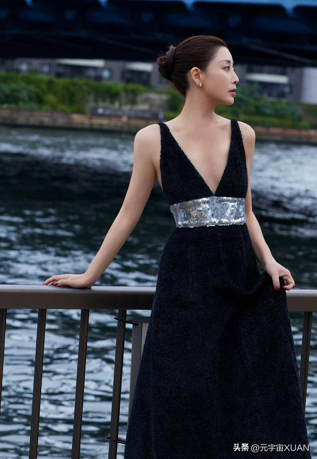 殷桃两套大片美出圈！深V性感与浅蓝清新切换，46岁身材状态绝了