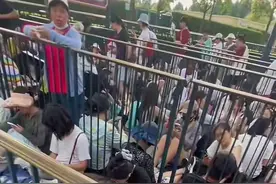 图啥？上海40度的高温天，迪士尼检票处坐着大量游客，快要热晕了图片