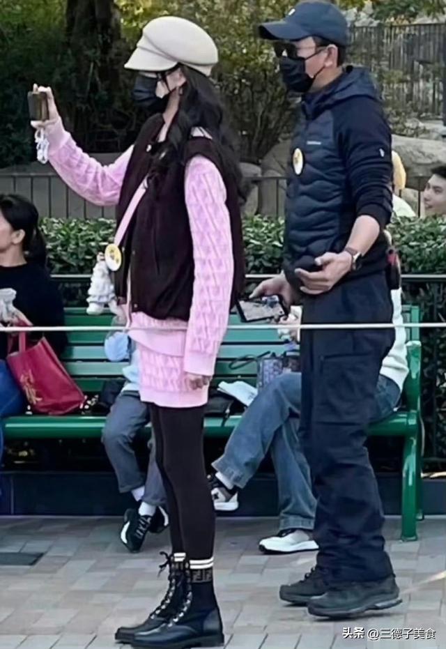 罗晋父亲葬礼现场曝光，罗晋抱遗照神情哀伤，唐嫣在身后全程陪伴