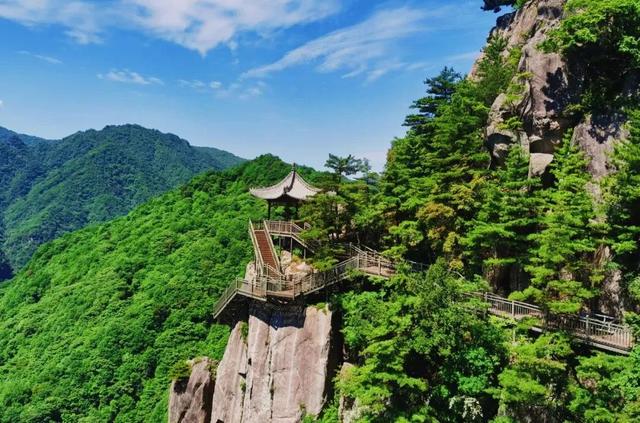 清风相随迎立秋，暑气正浓入鸡峰山