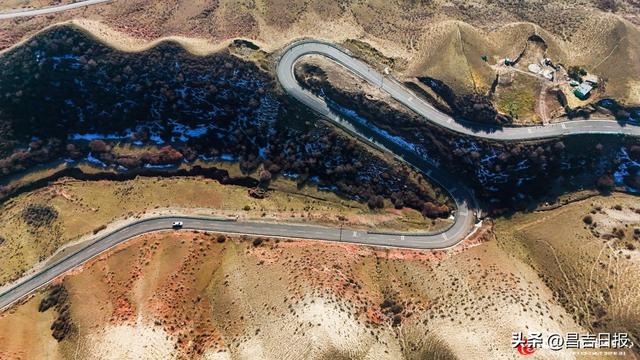 呼图壁县秋染丹霞路 美景入画来