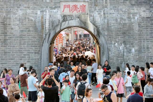 假期首日潮州古城喜迎“开门红”！多部门全力守护节日旅游环境