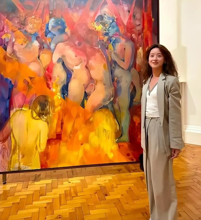 31岁章泽天伦敦看展，胃部凸起，衣服满是褶皱，牙齿影响美感