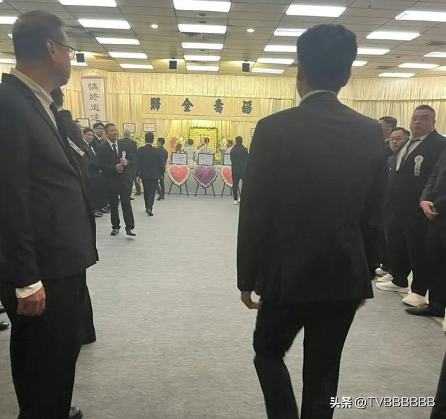 向府治丧！向太陈岚与儿子向佐悲痛致祭	，大批反黑组警员现场戒备