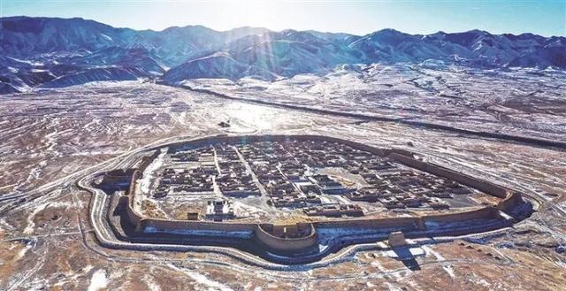 【白银文旅】冬日初雪映古城 野生鸟类沐暖阳 ——景泰冬日生态画卷徐徐铺展