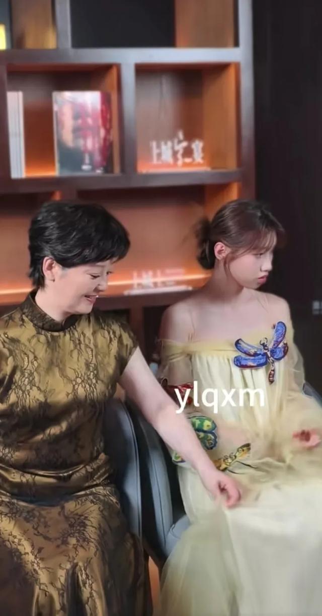 徐帆和女儿徐朵同框亮相，女儿长得跟冯小刚一个模子出来的