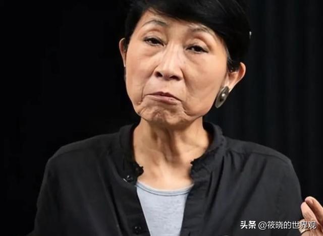苍天饶过谁！拒唱国歌否认中国籍，俩儿子送美国的她，下场如何？