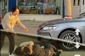 帅小伙被大妈怒扇巴掌后顺势倒地，大妈随之倒其怀里并亲了他一口图片