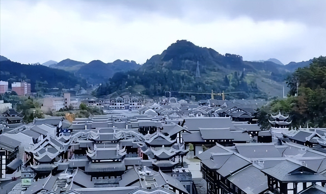 古镇变鬼城！游客扫兴而归，万亿赛道为何只剩一地鸡毛？