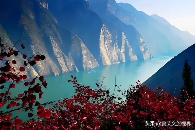 徒步三峡：霜叶漫山处，一步一千年