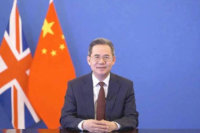 对中国有戒心？斯塔默专机落地神情紧张，随身携带的设备不简单