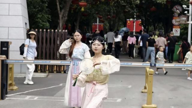 国风雅韵满西山 鄂城汉服巡游点亮双节假期