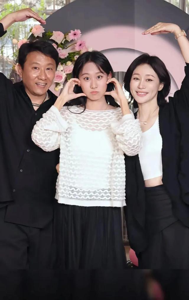 房子斌一家游大理，杨雨婷脸肿馒化严重，18岁女儿大学曝光太优秀