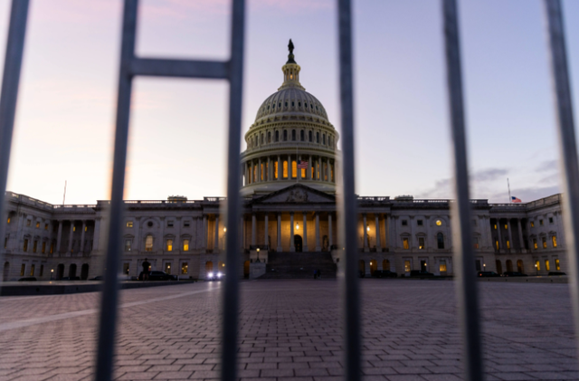 美国政府停摆超40天，现在的危险状况，已经脱离了特朗普的掌控