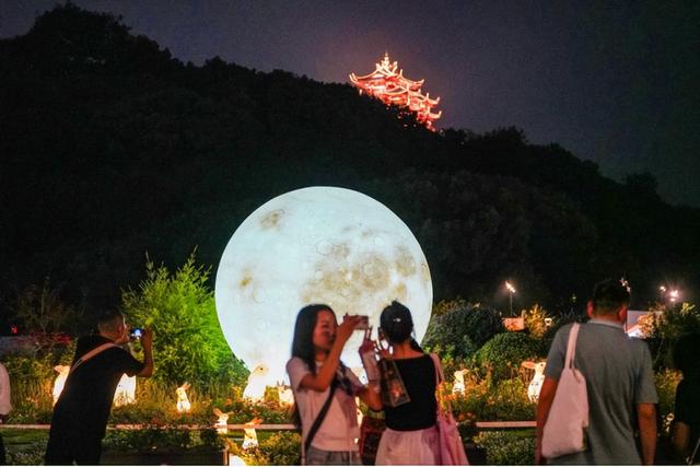 夜景独特！杭州吴山广场多了一处“玉兔伴月”