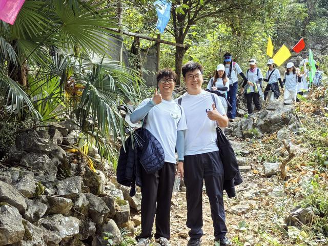 雁山区大埠乡举办“五嵅一家”旅游徒步活动
