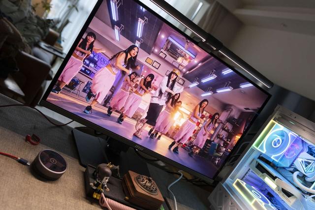 游戏玩家的顶级享受，微星电竞显示器MAG 272UP QD-OLED X24流光