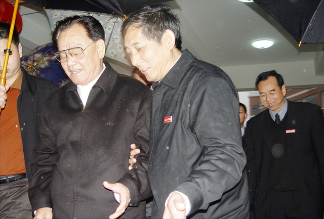 他是华国锋的接班人一心为国操劳，晚年回到家乡当农民