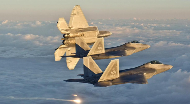 美国2025军力报告失声，硬气话术消失，中国装备戳中痛点