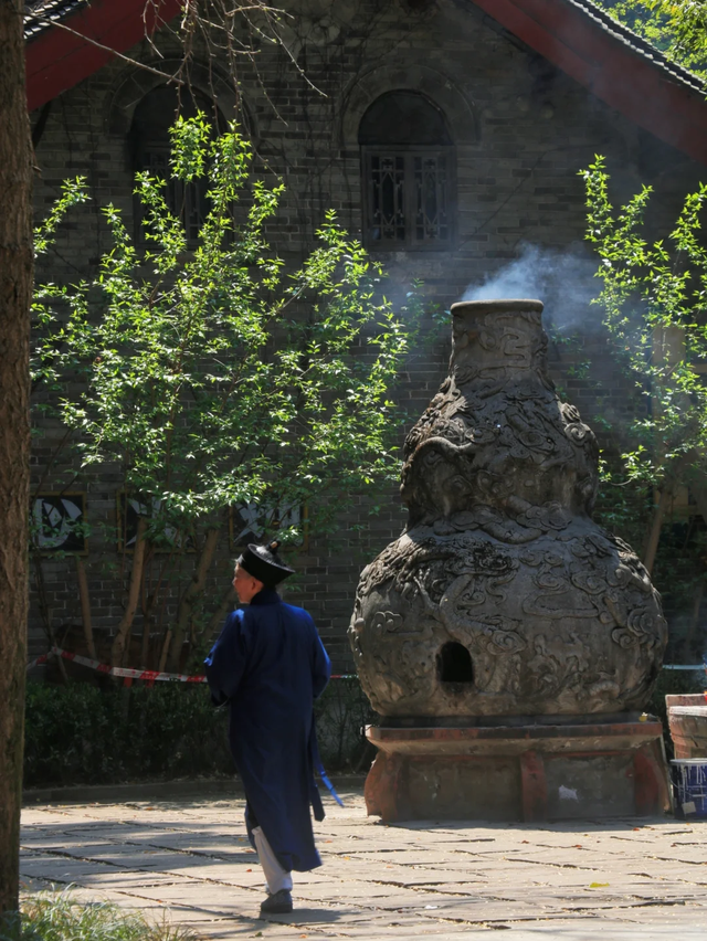 成都地铁直达！被低估的小众徒步秘境，10元斋饭好吃吃到撑
