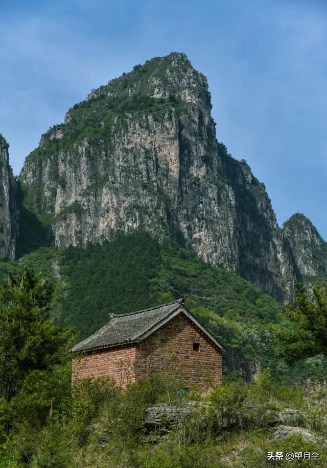 《太行山徒步记：从西走到南》免费的挂壁公路，悠悠然的崖边行走