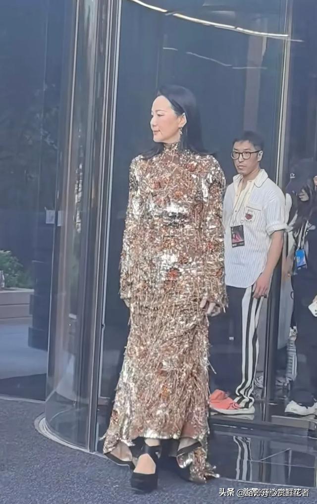 实话实说，演员咏梅这裙子太难看了，太不适合她了 后面露得太多了