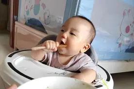 孩子超过这个月龄，就一定要自己吃饭，父母别等娃变笨后才后悔图片