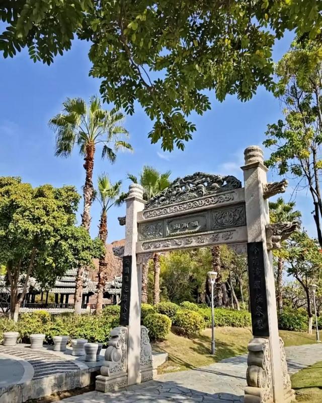 厦门园博苑十大园区之岭南园，占地面积4.45公顷，有4个城市展园