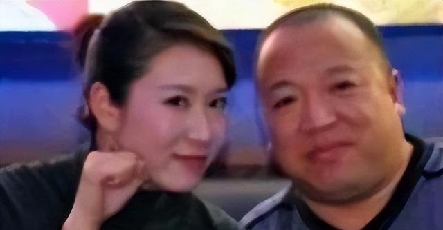 他逃亡16年，靠赃款娶4个漂亮老婆生12个娃，被捕时身家有几个亿