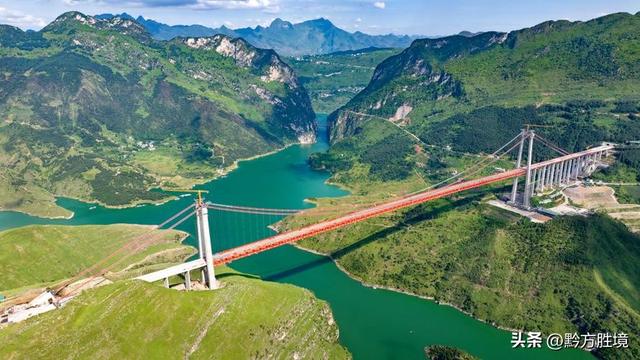 修建旅游公路，将北盘江上的大桥串联起来，必成贵州旅游新名片