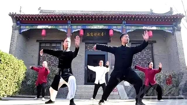 太极拳先动腰还是脚？3个层次说透，高手都在练“轴”