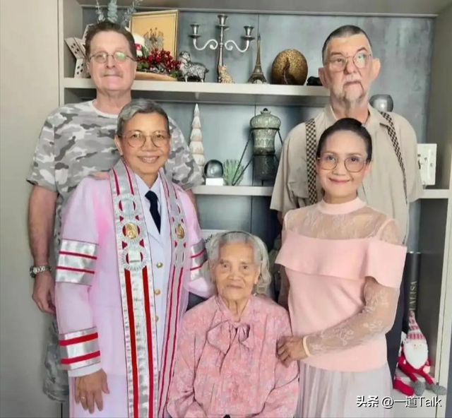 Lisa和继父亲密互动惹争议，二人合影没分寸，继父手搭女儿屁股上