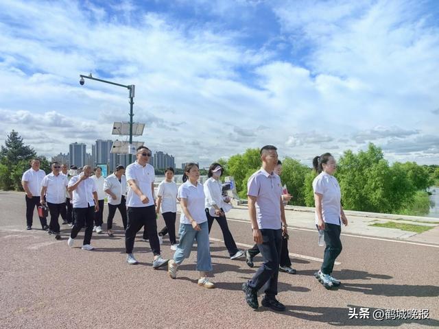 南航街道新联社区：徒步忆峥嵘 初心映红心