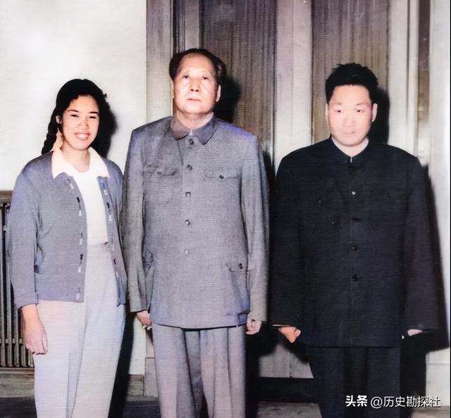 毛岸青81岁生日时的全家福，两个妹妹前来贺寿，儿媳刘滨体贴蹲着