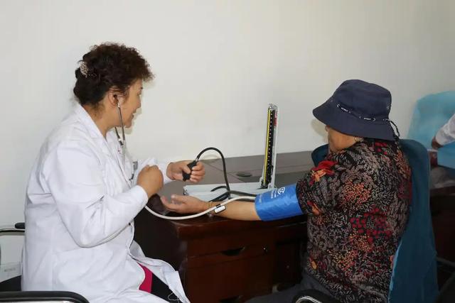 高血压一滴酒都不能沾？医生怒斥：血压高还喝酒，或引起4并发症