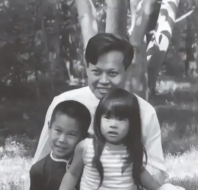 杨振宁家庭情况曝光：三个儿女无人继承物理学	，与翁帆关系也很好