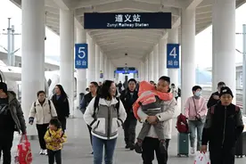 今起，清明假期火车票起售图片