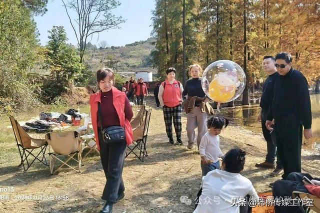 最美水杉林里志愿红