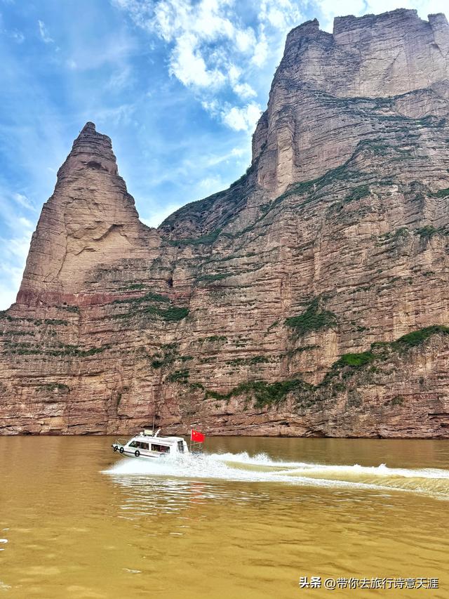 甘肃刘家峡水库，乘船游览黄河峡谷风光