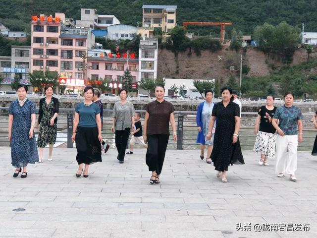 避暑胜地·康养宕昌｜夜逛宕昌：从舌尖到脚尖，游客乐不停