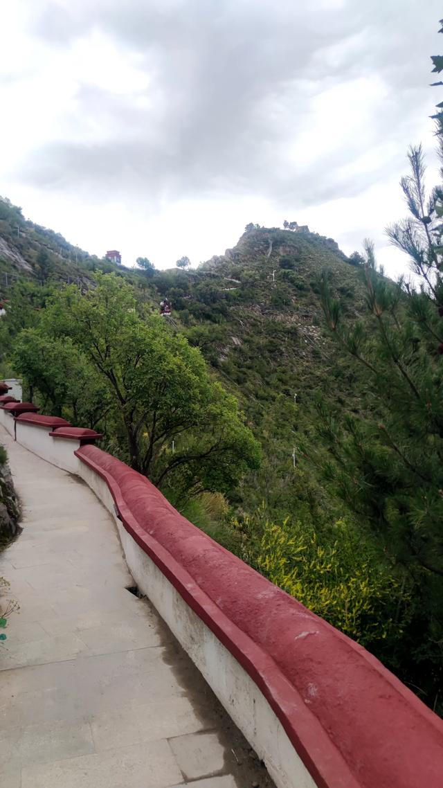 拉萨药王山北面团结公园，今年新竣工开放，雨中漫步眺望布达拉宫