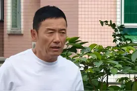 港星苗侨伟现身佛山，天台拍戏被偶遇，67岁弯腰驼背，面带苍老感图片