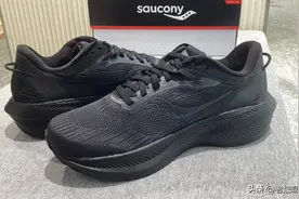 纯黑色跑鞋怎么买？盘点3档优质跑鞋，能跑能走、颜值出众！图片