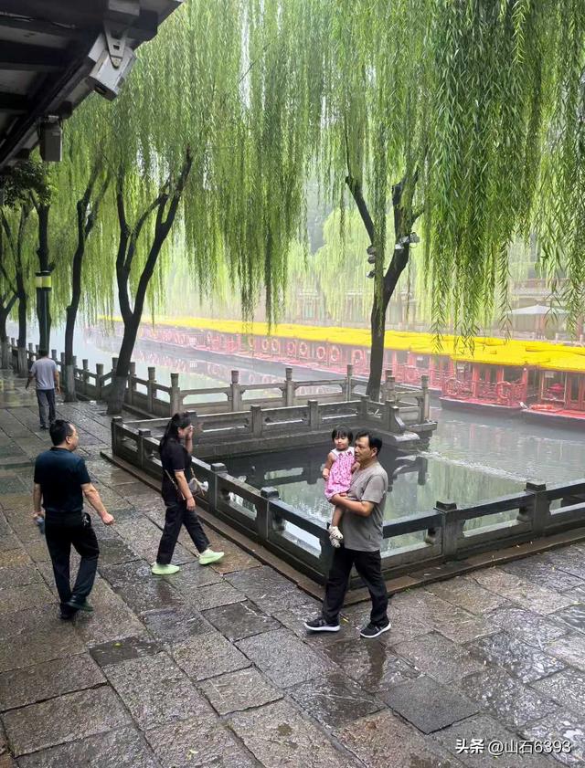 新华社原军事记者陶俊峰泉城美拍：秋雨后 护城河边美如画