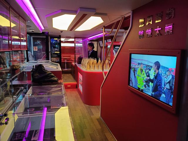 太原双层观光巴士首秀巡游，移动KTV酒吧绕府城，车程90分钟45元