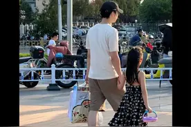 32岁董子健带7岁女儿大福户外跑步，大福高挑身材疑似遗传母亲孙怡图片