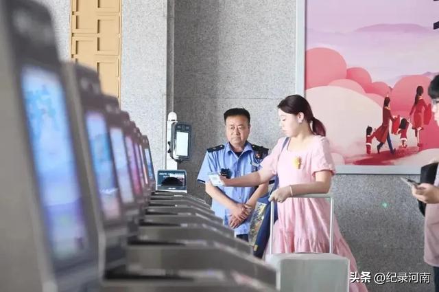 这个夏天百年历史的开封火车站迎来了旅游客流的火爆高峰,