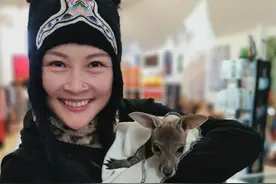 我在澳洲当老师，因请不起工人，工程师老公自己刷墙盖房开挖机图片